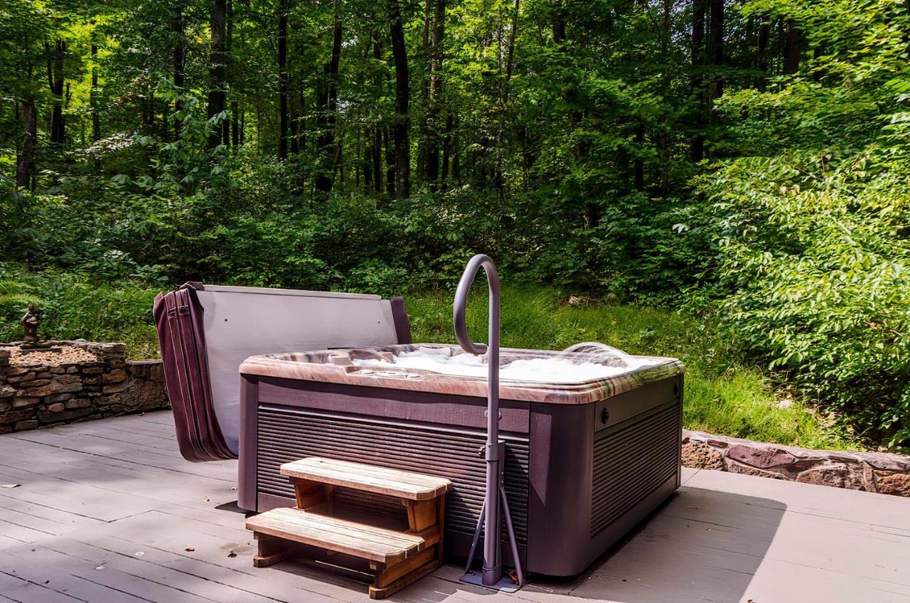 Secluded Oasis W Hot Tub, Screened-In Porch, Wifi! Berkeley Springs Eksteriør bilde