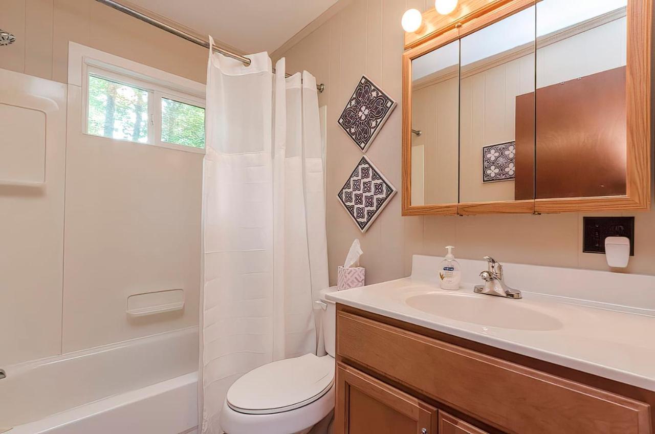 Secluded Oasis W Hot Tub, Screened-In Porch, Wifi! Berkeley Springs Eksteriør bilde